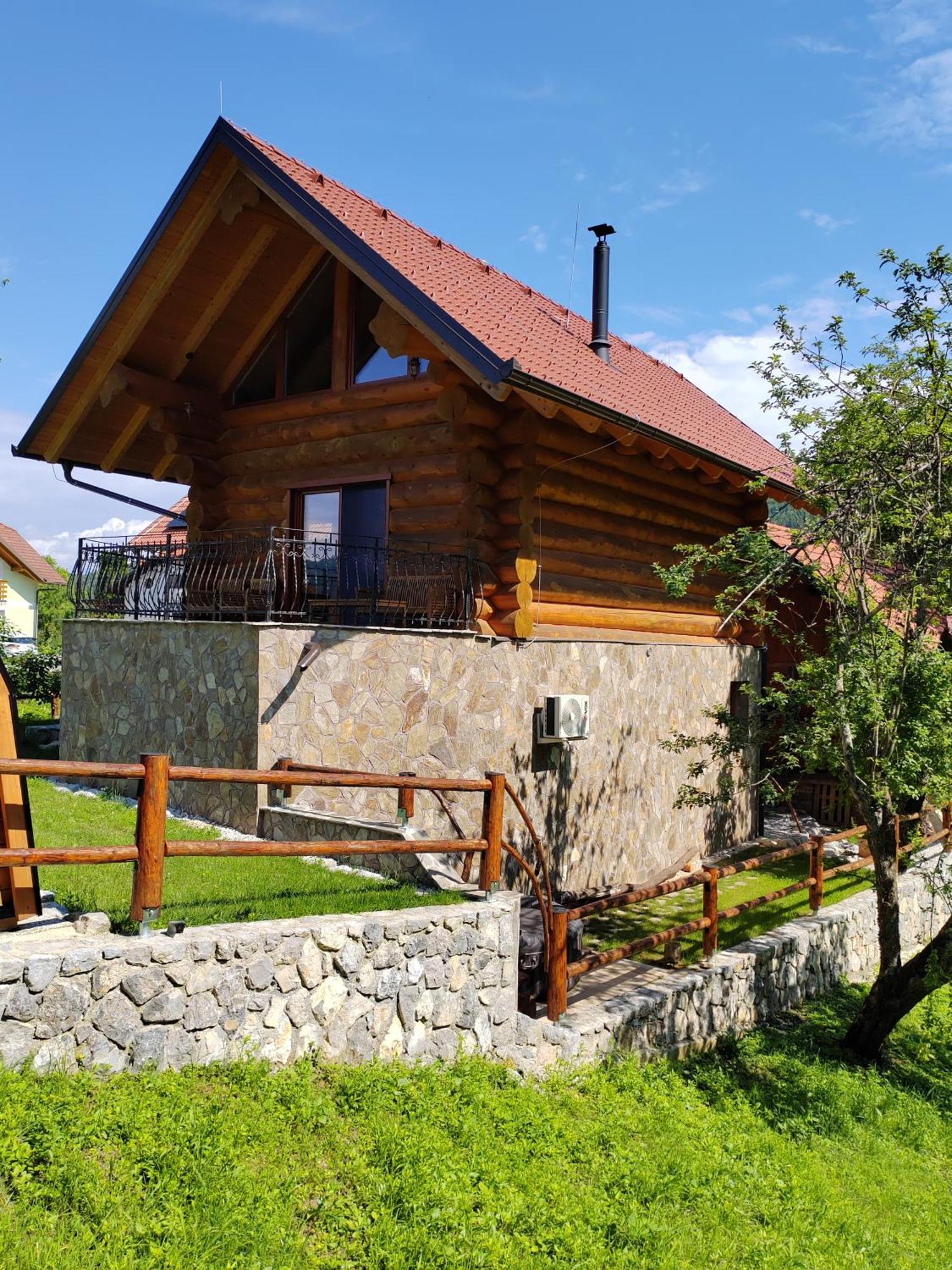 Brunarica Biopark -log House Biopark *